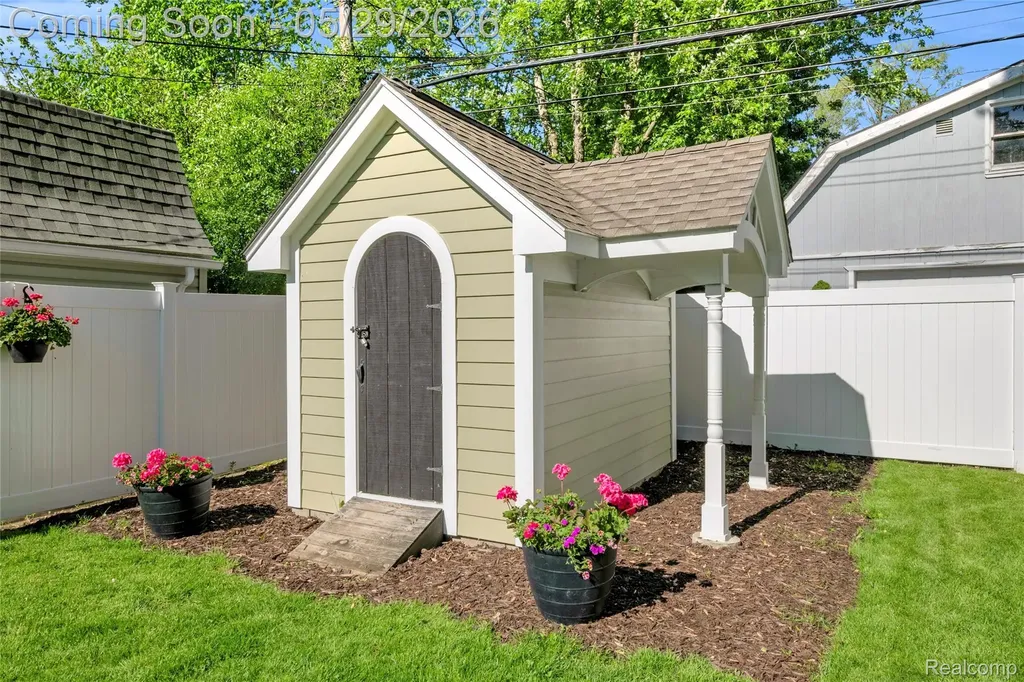 3825 Elmhurst Avenue Royal Oak City MI 48073