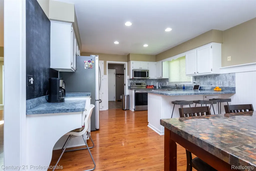 2085 Elkhorn Drive Rochester Hills City MI 48307