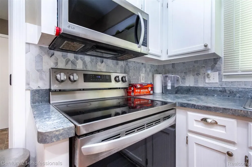2085 Elkhorn Drive Rochester Hills City MI 48307