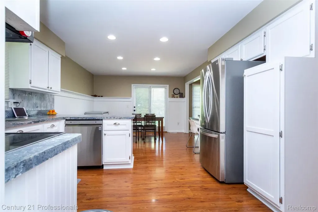 2085 Elkhorn Drive Rochester Hills City MI 48307