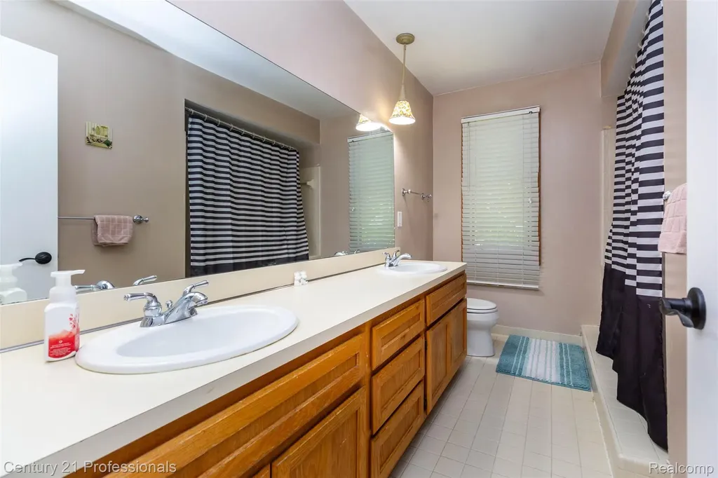 2085 Elkhorn Drive Rochester Hills City MI 48307