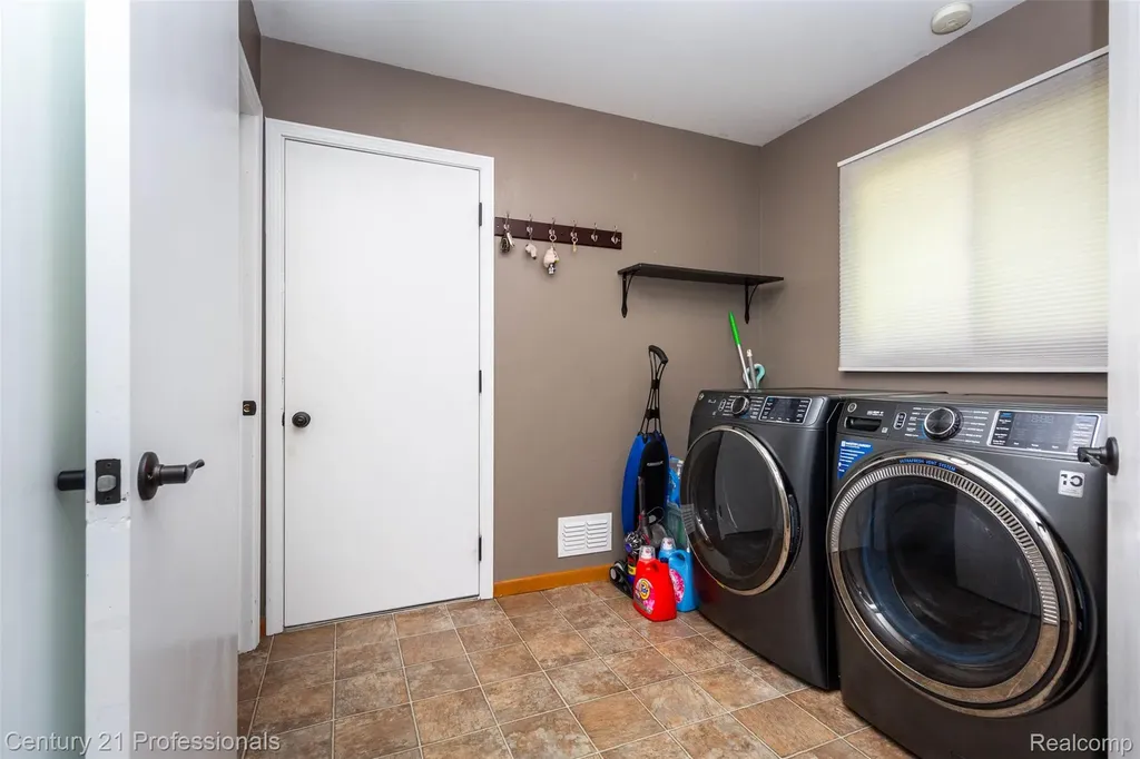 2085 Elkhorn Drive Rochester Hills City MI 48307