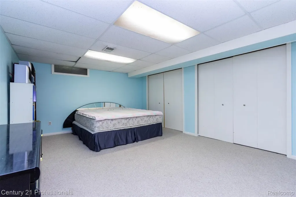 2085 Elkhorn Drive Rochester Hills City MI 48307