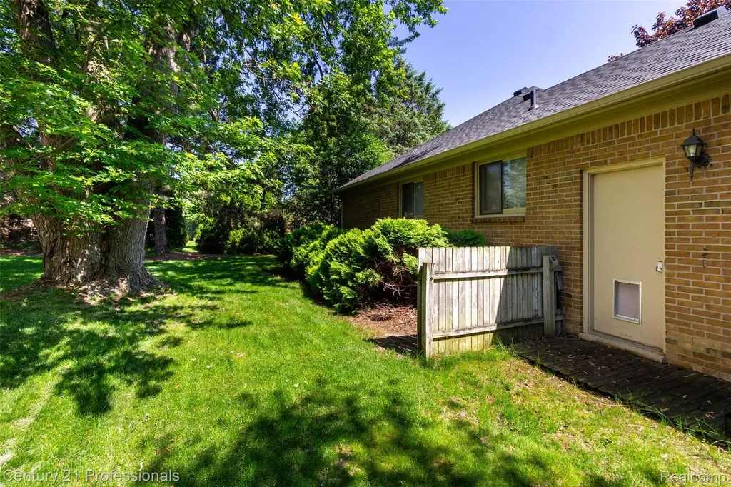 2085 Elkhorn Drive Rochester Hills City MI 48307