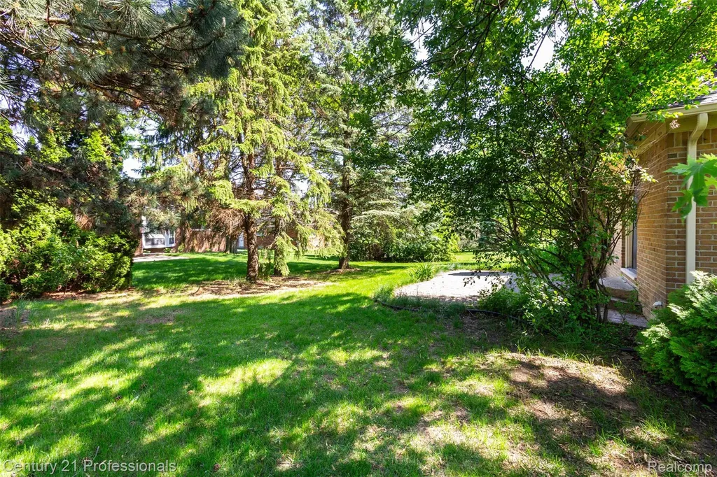 2085 Elkhorn Drive Rochester Hills City MI 48307