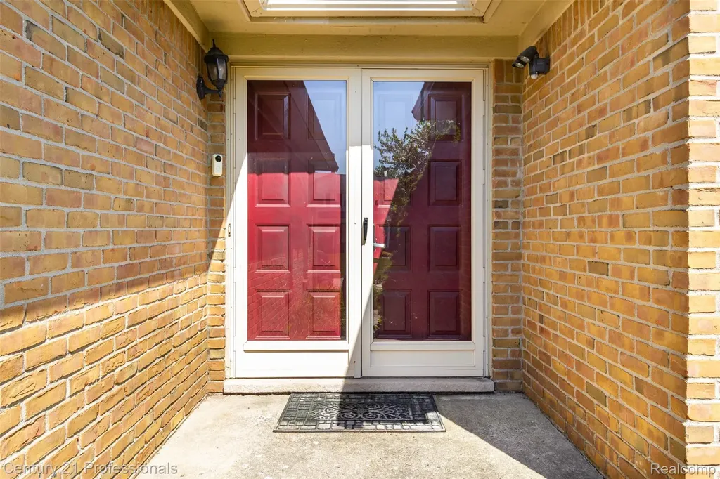 2085 Elkhorn Drive Rochester Hills City MI 48307