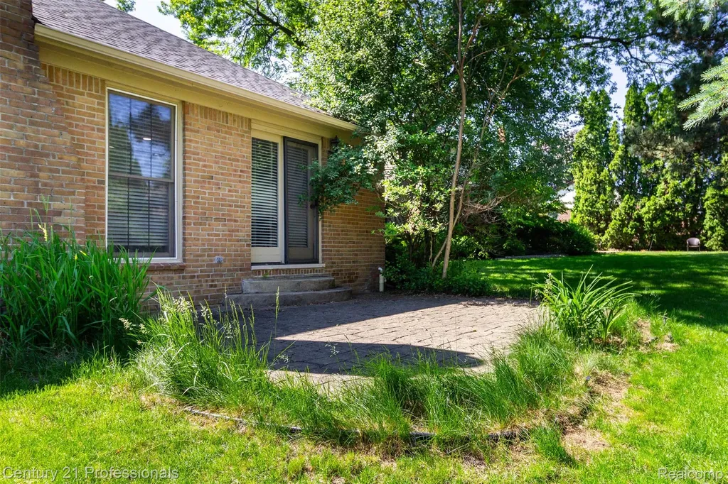 2085 Elkhorn Drive Rochester Hills City MI 48307