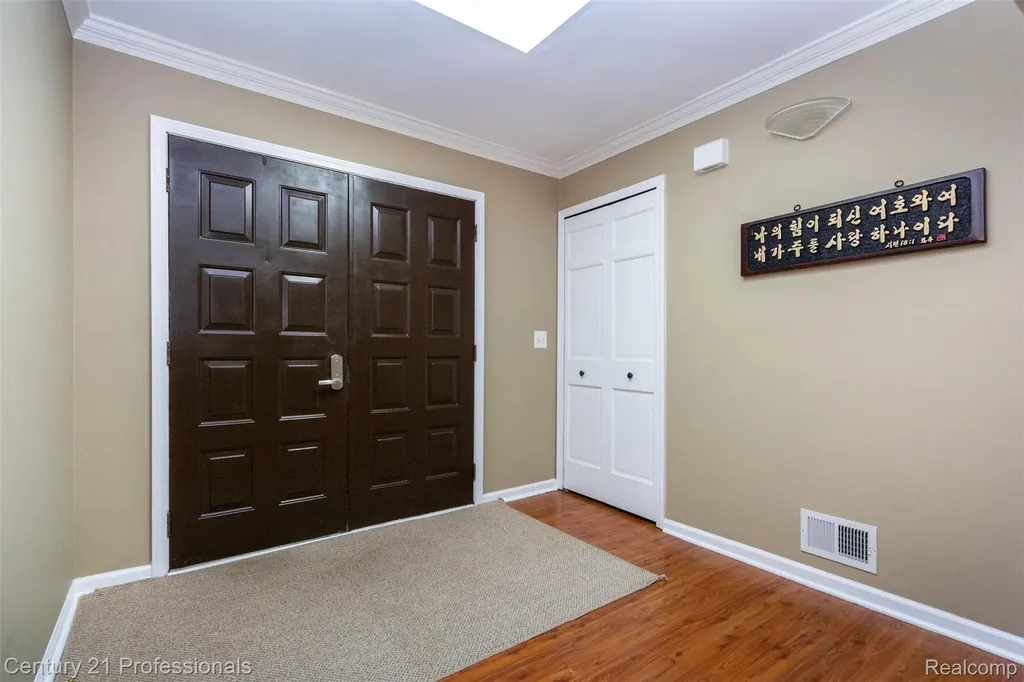 2085 Elkhorn Drive Rochester Hills City MI 48307