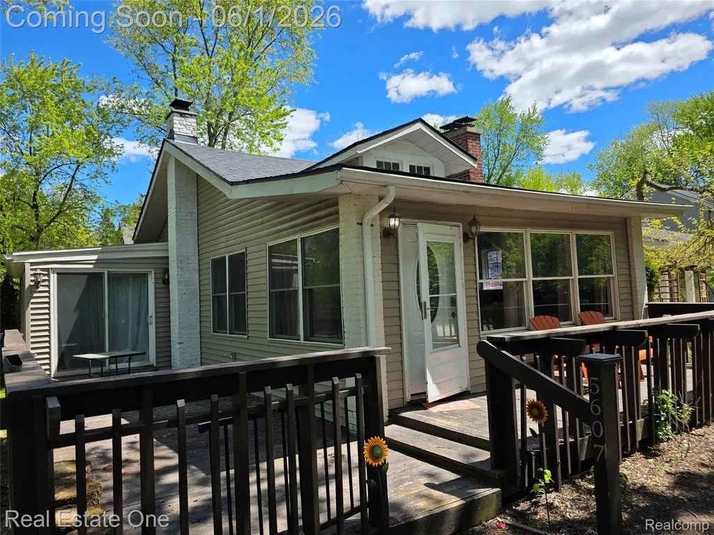 5607 Loveland Street West Bloomfield Charter Township MI 48322