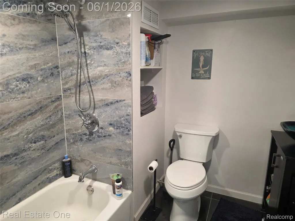 5607 Loveland Street West Bloomfield Charter Township MI 48322