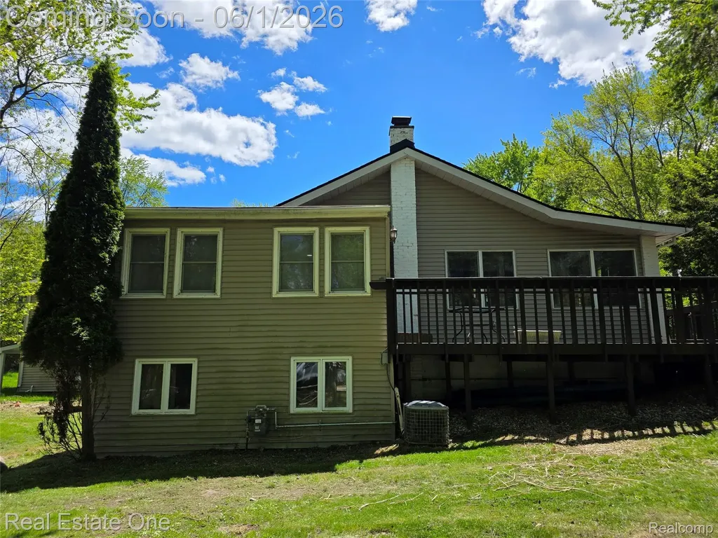 5607 Loveland Street West Bloomfield Charter Township MI 48322