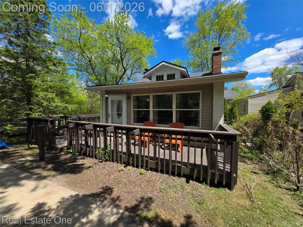 5607 Loveland Street West Bloomfield Charter Township MI 48322