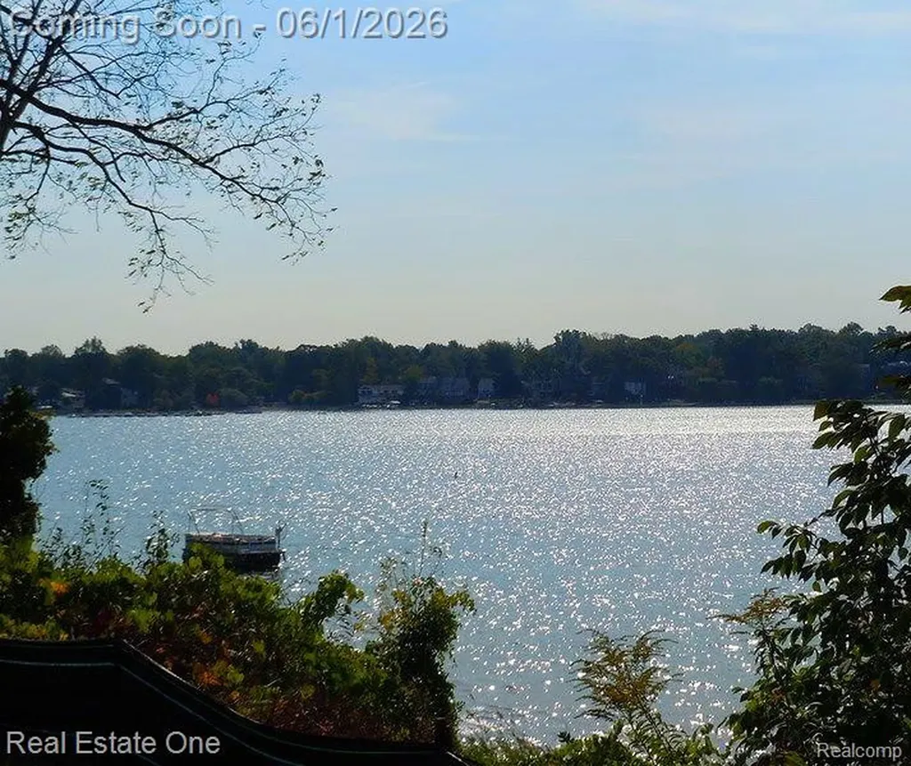 5607 Loveland Street West Bloomfield Charter Township MI 48322