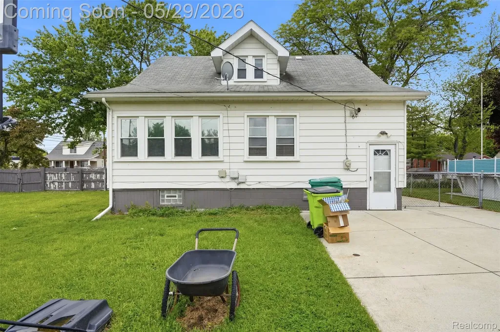 24248 Hayes Avenue Eastpointe City MI 48021