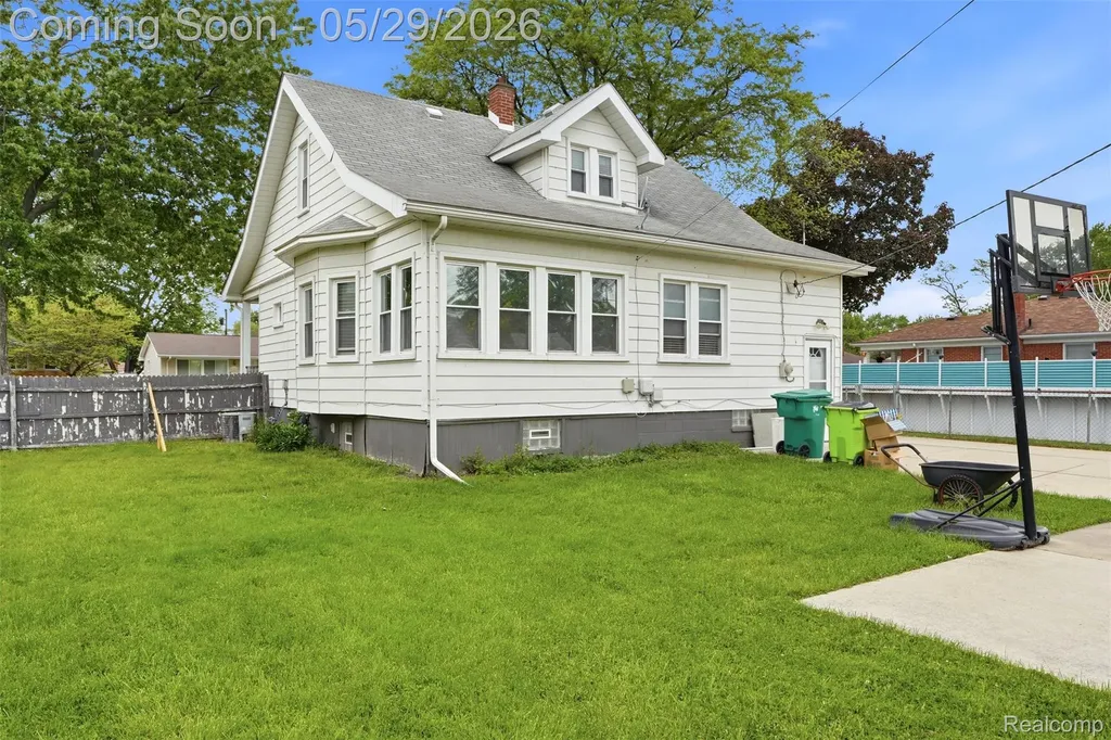 24248 Hayes Avenue Eastpointe City MI 48021