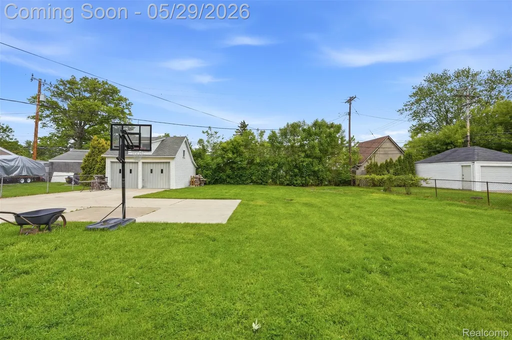 24248 Hayes Avenue Eastpointe City MI 48021