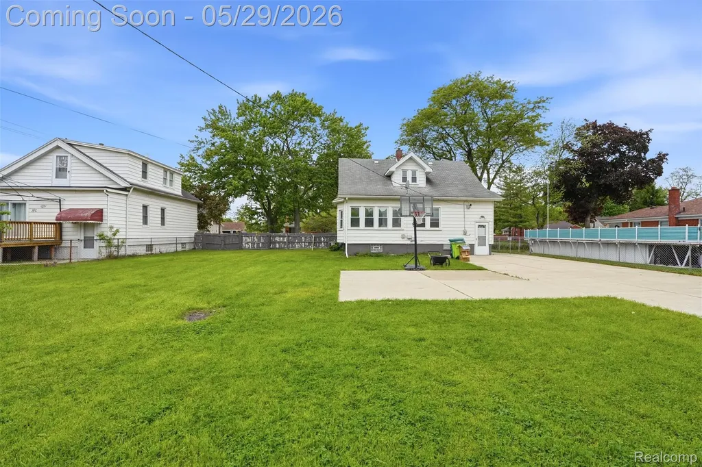 24248 Hayes Avenue Eastpointe City MI 48021