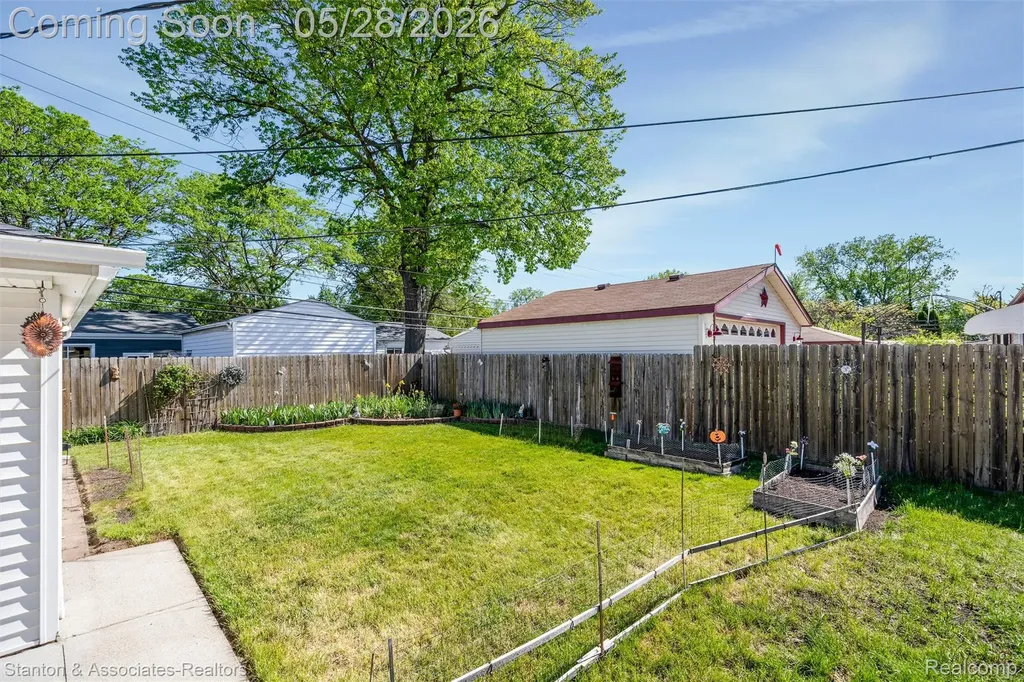 917 E Farnum Avenue Madison Heights City MI 48071
