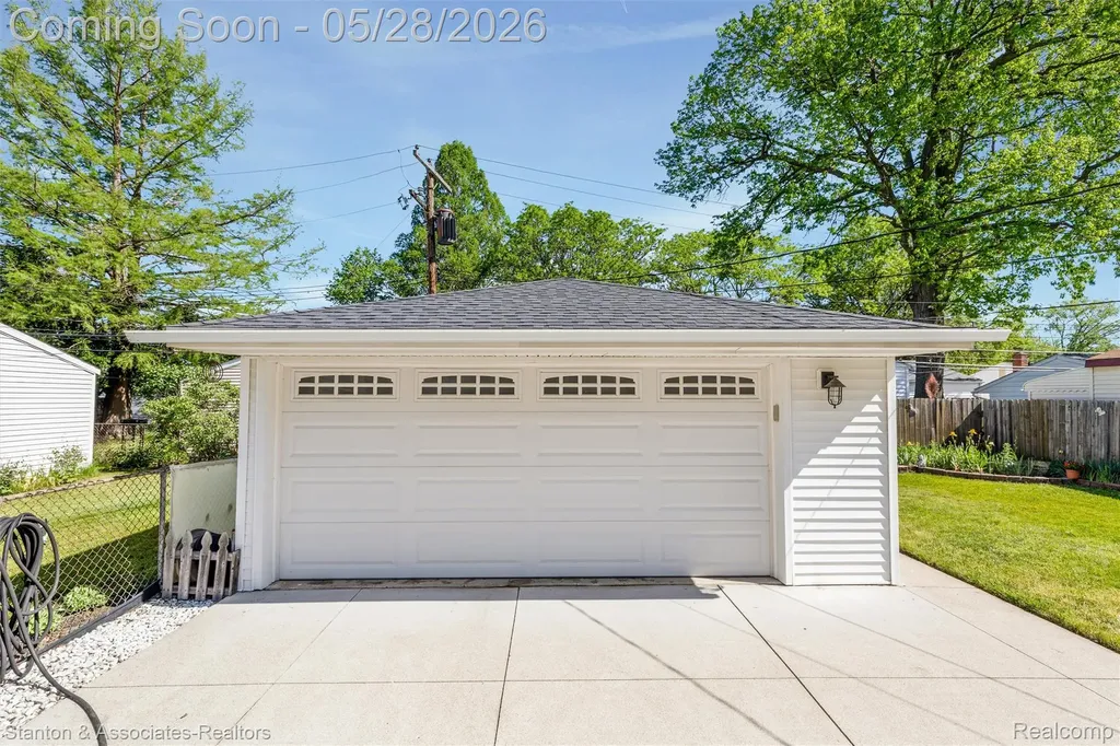 917 E Farnum Avenue Madison Heights City MI 48071