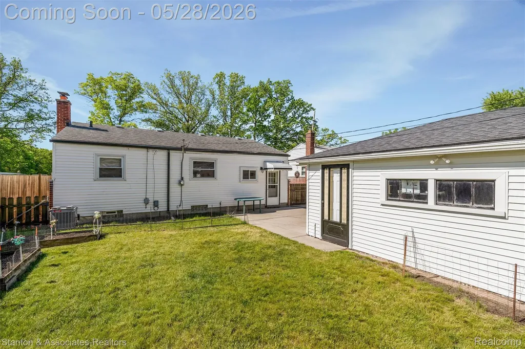 917 E Farnum Avenue Madison Heights City MI 48071
