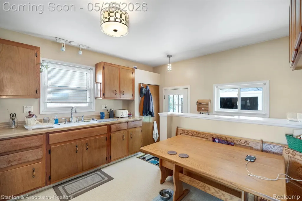 917 E Farnum Avenue Madison Heights City MI 48071