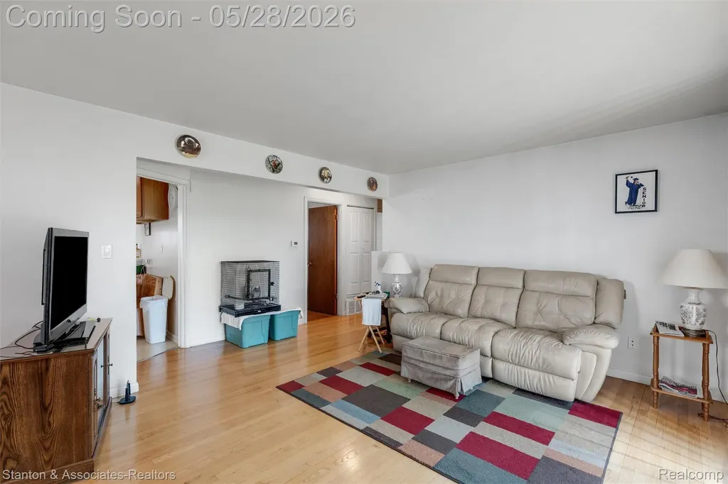 917 E Farnum Avenue Madison Heights City MI 48071