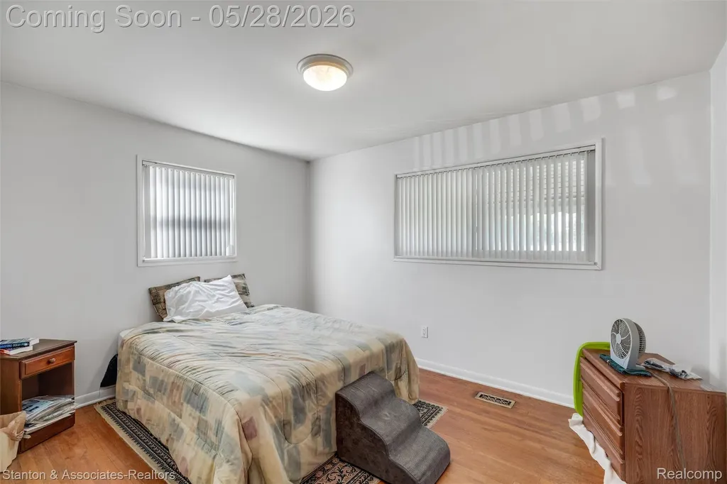 917 E Farnum Avenue Madison Heights City MI 48071