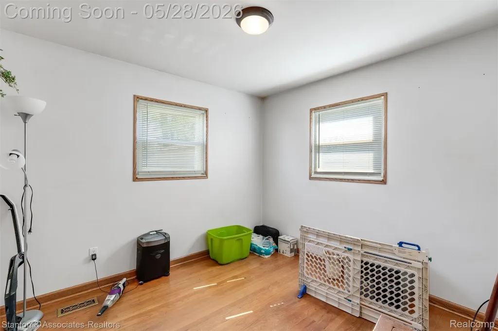 917 E Farnum Avenue Madison Heights City MI 48071