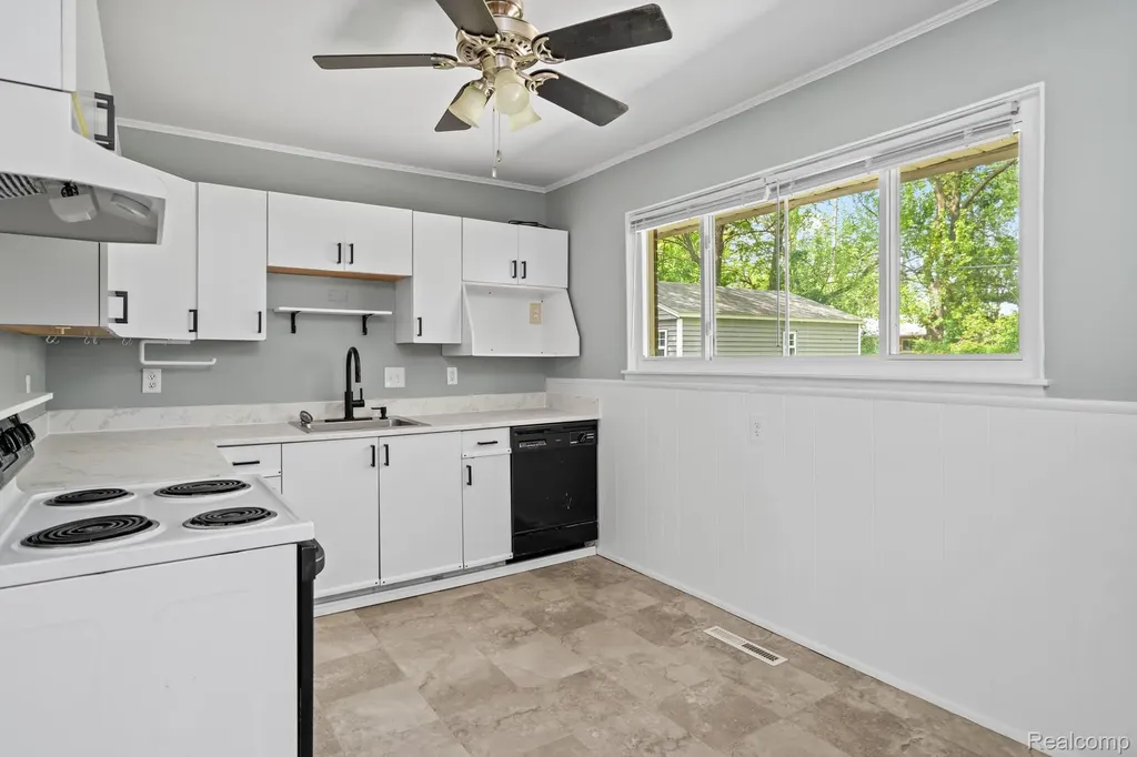 21951 Morton Street Oak Park City MI 48237