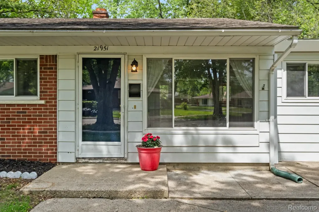 21951 Morton Street Oak Park City MI 48237