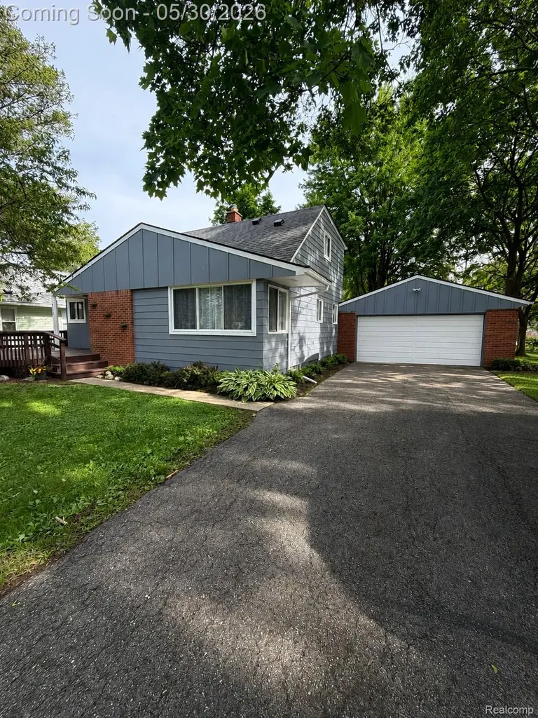 6053 Van Syckle Avenue Waterford Charter Township MI 48329
