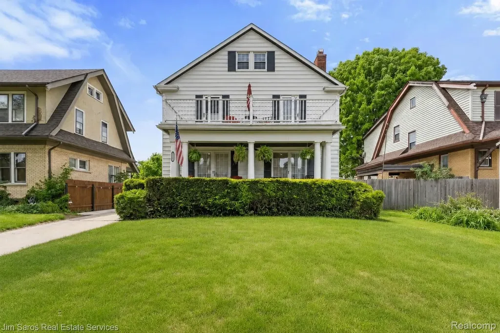 1215 Nottingham Road Grosse Pointe Park City MI 48230