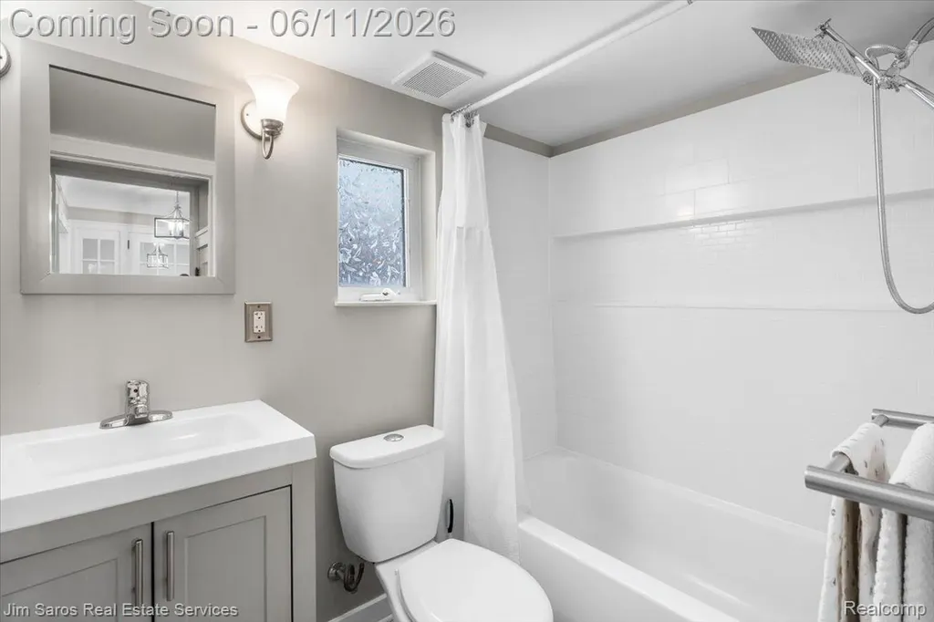 1215 Nottingham Road Grosse Pointe Park City MI 48230