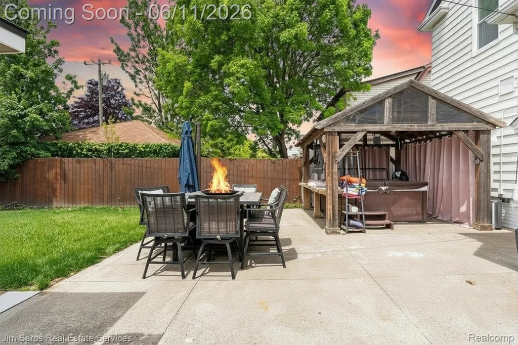 1215 Nottingham Road Grosse Pointe Park City MI 48230