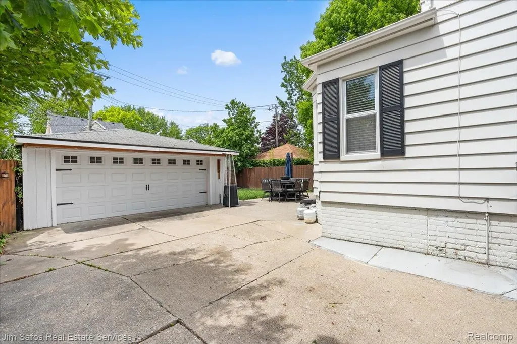 1215 Nottingham Road Grosse Pointe Park City MI 48230