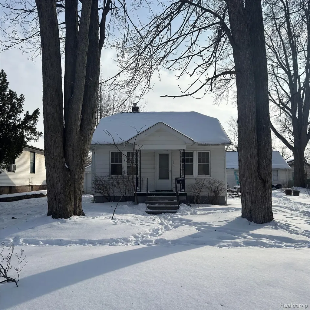 29 W New York Avenue Pontiac City MI 48340