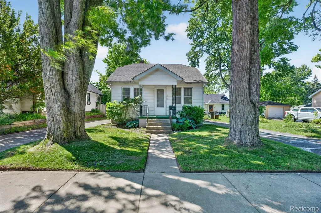 29 W New York Avenue Pontiac City MI 48340