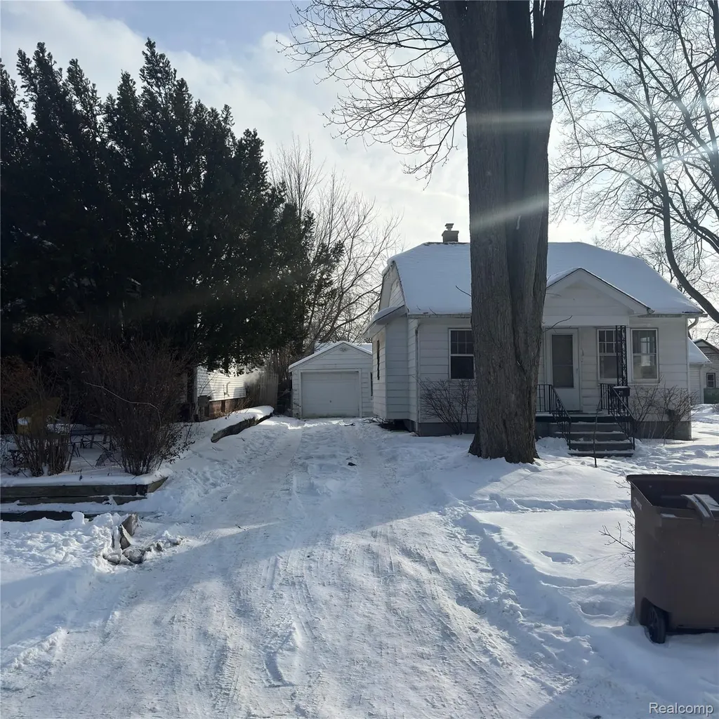 29 W New York Avenue Pontiac City MI 48340
