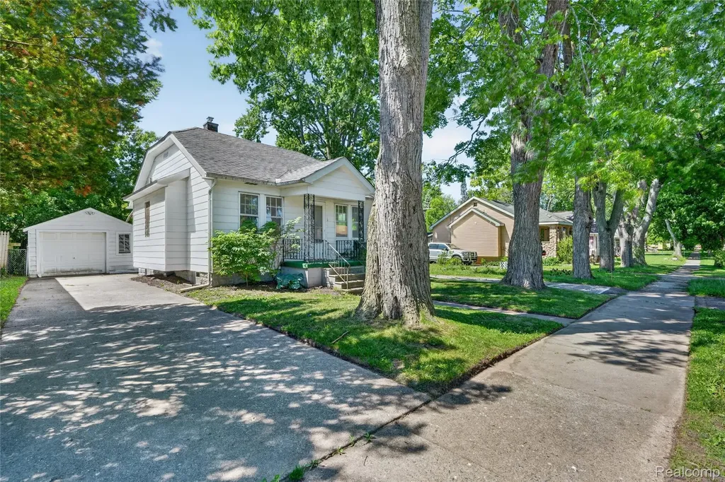 29 W New York Avenue Pontiac City MI 48340