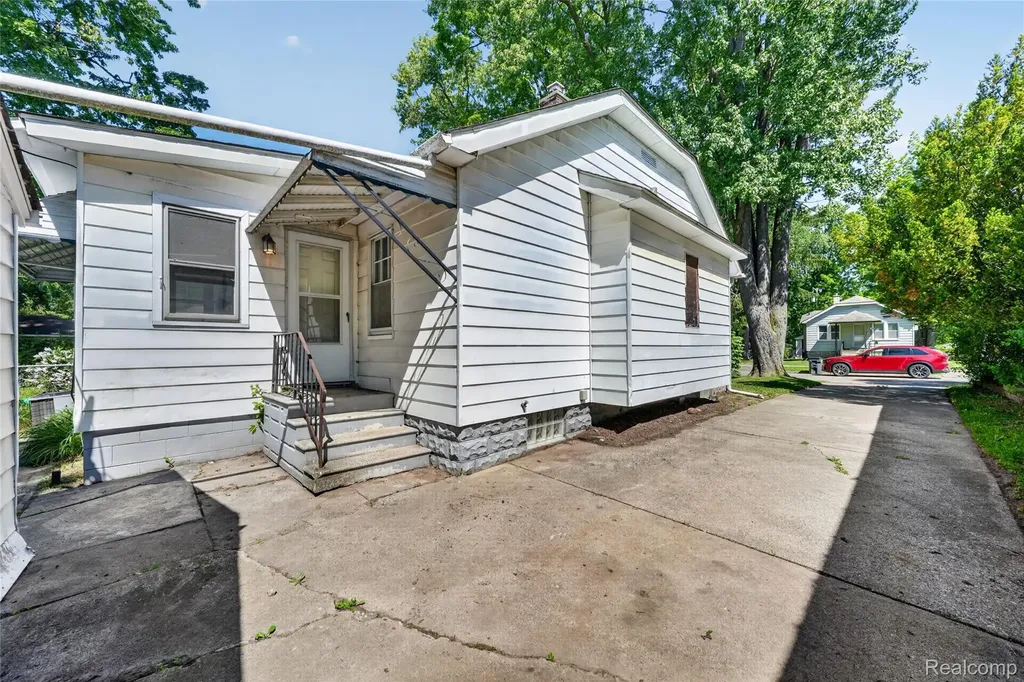 29 W New York Avenue Pontiac City MI 48340