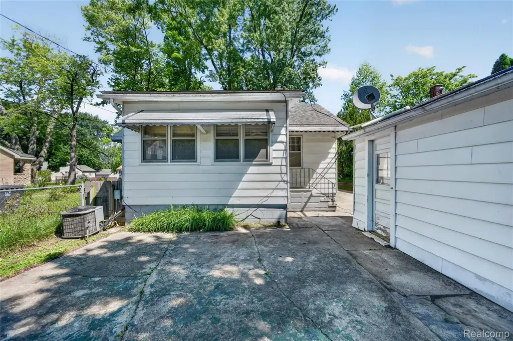 29 W New York Avenue Pontiac City MI 48340