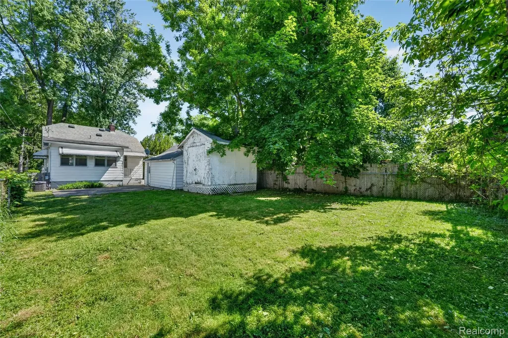 29 W New York Avenue Pontiac City MI 48340