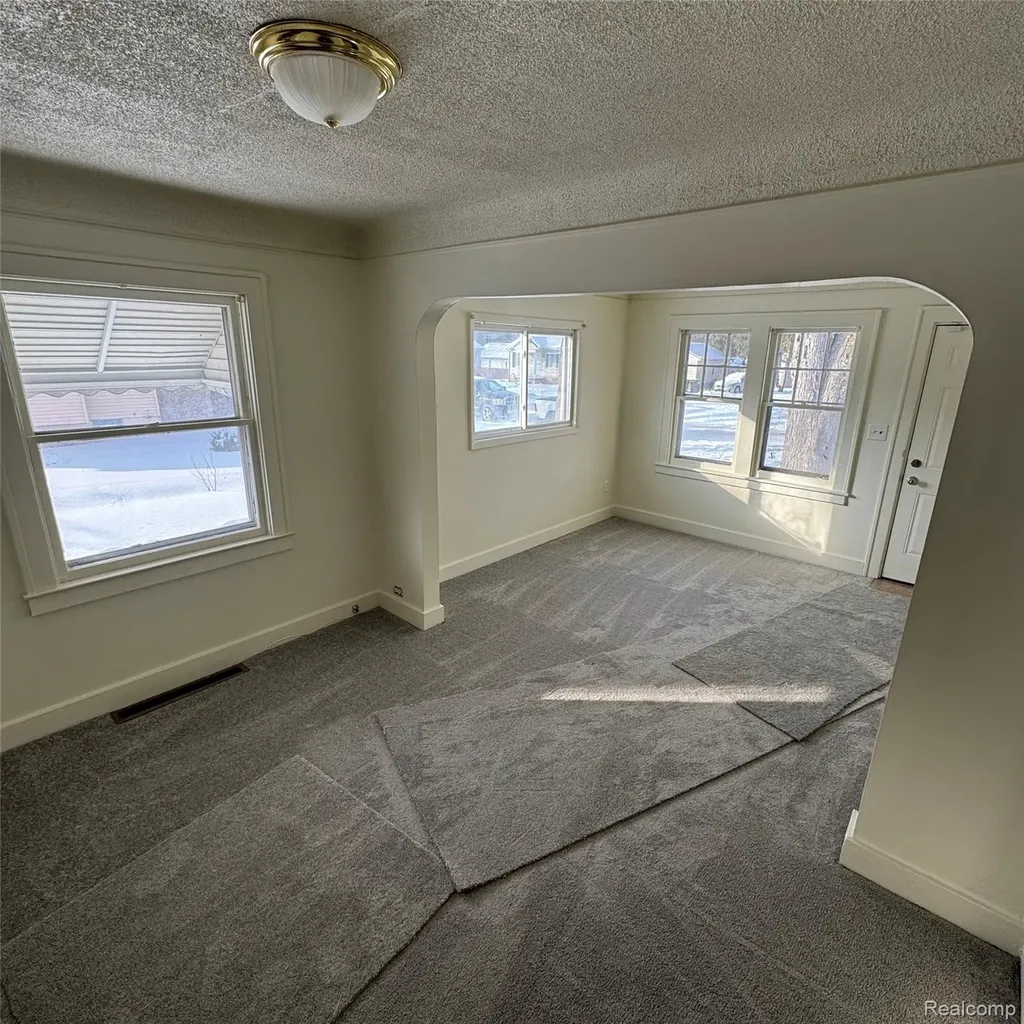 29 W New York Avenue Pontiac City MI 48340
