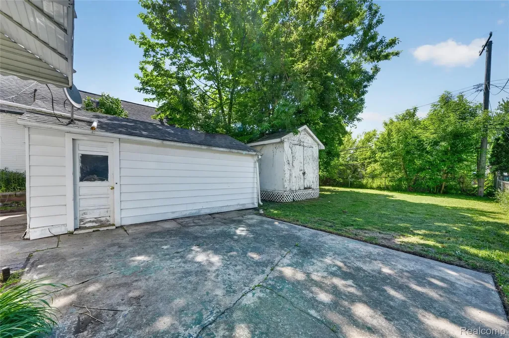 29 W New York Avenue Pontiac City MI 48340