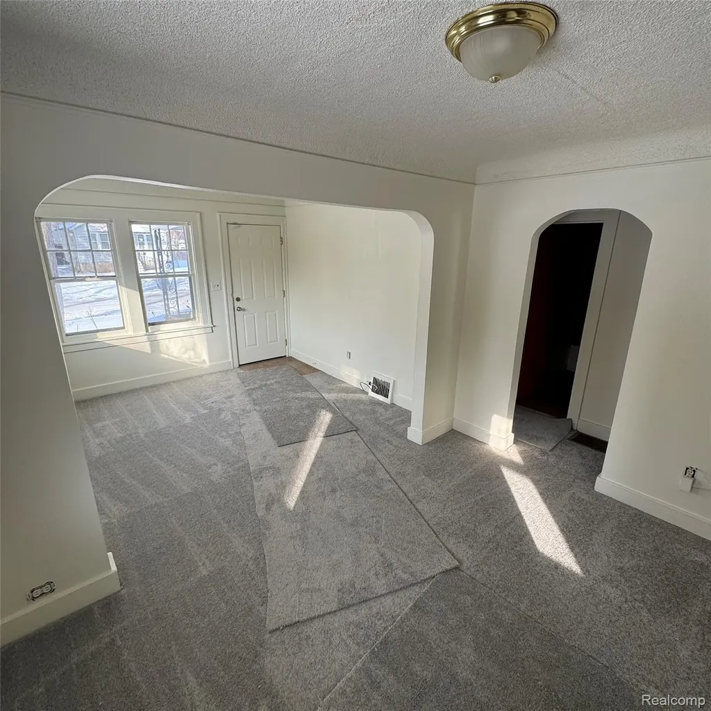 29 W New York Avenue Pontiac City MI 48340