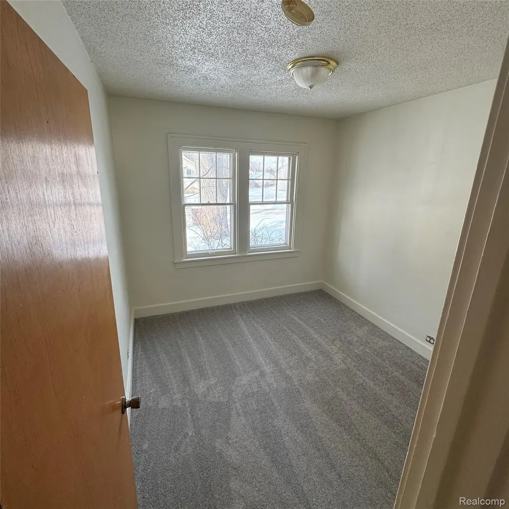 29 W New York Avenue Pontiac City MI 48340