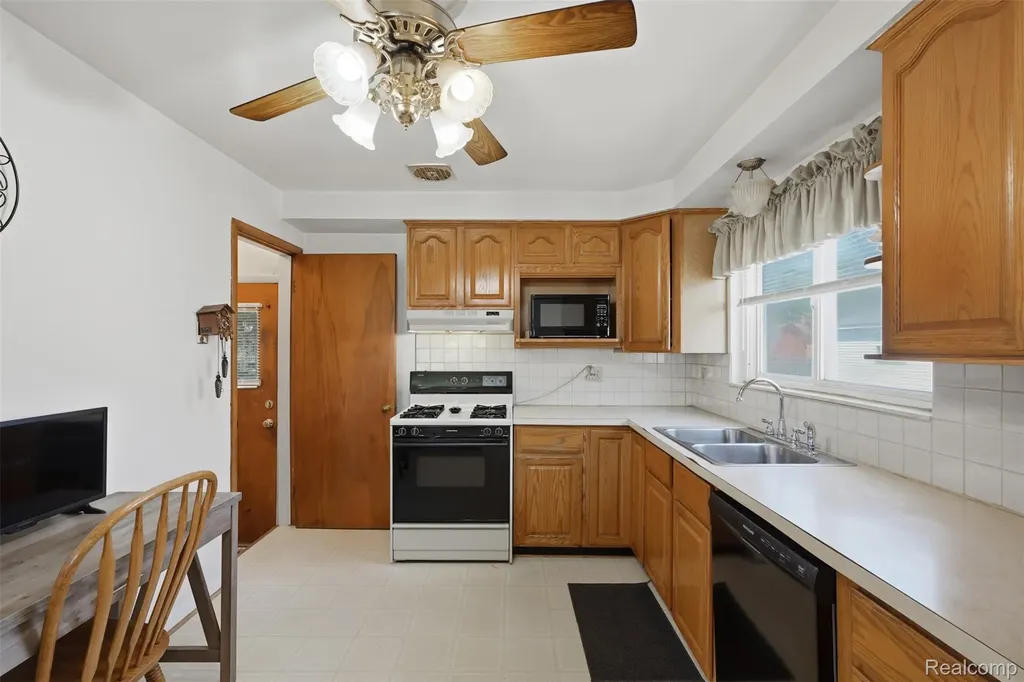 24237 Roxana Avenue Eastpointe City MI 48021