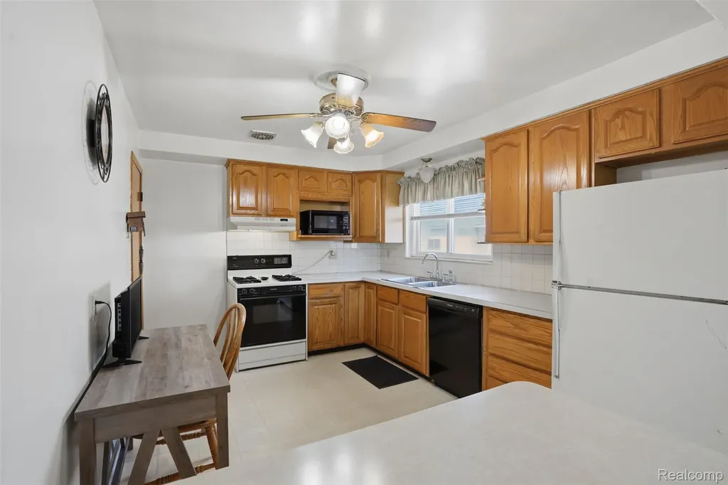24237 Roxana Avenue Eastpointe City MI 48021
