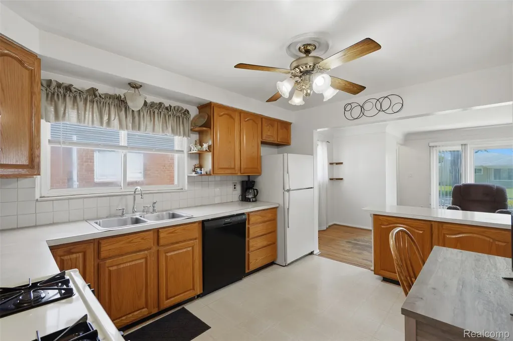 24237 Roxana Avenue Eastpointe City MI 48021