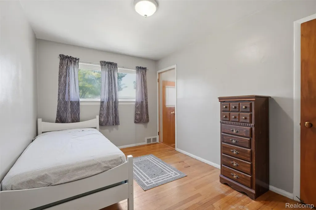 24237 Roxana Avenue Eastpointe City MI 48021